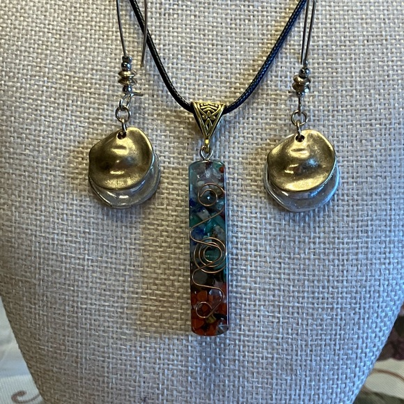 MULTICOLORED PENDANT WITH GOLD/SILVER PIERCED EARRINGS - Picture 6 of 9